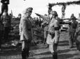 Il generale Carloni saluta Mussolini con ...