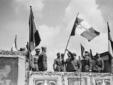 Mussolini sventola la bandiera della RSI ...