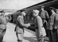 Mussolini stringe la mano al generale Ts ...