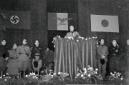 Mussolini legge un discorso dal podio al ...
