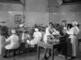 Operatrici al lavoro all'interno della sede dell'O ...