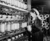 Donne al lavoro in uno stabilimento industriale