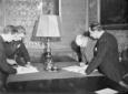 Il ministro Nenni e Georges Balay firman ...