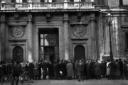 La facciata di Palazzo Montecitorio, davanti al qu ...