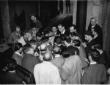 Vittorio Emanuele Orlando circondato dai giornalis ...