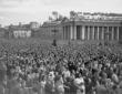 Piazza San Pietro completamente occupata da miglia ...