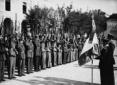 Presentat-arm delle truppe radunate nel cortile de ...