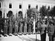 Presentat-arm delle truppe radunate nel cortile de ...
