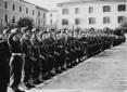 Truppe schierate nel cortile della caserma Manara  ...