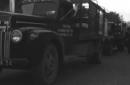 Ripresa ravvicinata di uno dei camion che trasport ...