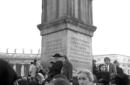 Gruppo di fedeli, raccolto ai piedi dell'obelisco  ...