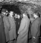 Gruppo di personalit� all'ingresso di una miniera  ...