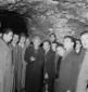 Gruppo di personalit� posa all'ingresso di una min ...