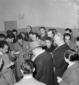 Personalit� politica circondata da un gruppo di gi ...