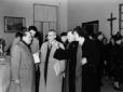 Tito Marconi si intrattiene con un gruppo di perso ...