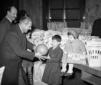 Personalit� consegna un pallone a un bambino in un ...