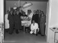 Gruppo di personalit� e di medici in posa in una s ...
