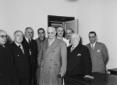 Gruppo di personalit� e di medici posa in un inter ...