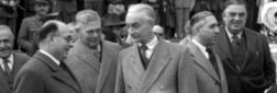 Il ministro Segni si intrattiene con una personali ...