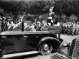 Il presidente Einaudi, a bordo dell'automobile pre ...