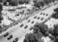Colonne di automezzi militari sfilano lungo via de ...