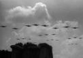 Squadriglie di aerei militari in volo durante la p ...