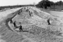 Manovali lavorano lungo il greto di un fiume