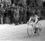 Jean Robic pedala con foga durante il Gr ...
