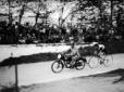 Un ciclista pedala agganciato al compagn ...