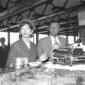 Dawn Addams con Duncan Mac Donald in un bar dell'A ...