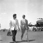 Steve Reeves sulla pista dell'aeroporto con un uom ...