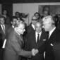 Stretta di mano tra l'Ambasciatore sovietico e Tog ...