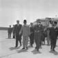 Il presidente Sukarno, appena sceso dall'aereo, at ...
