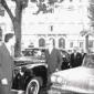 Angelini passa fra le automobili seguito da alcuni ...