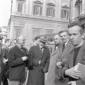 scrittori e autorit conversano in una piazza