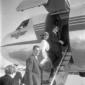 Il regista Baldi sulle scalette dell'aereo; Silvia ...