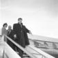 Belmondo sorridente scende le scalette dell'aereo
