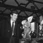 Belmondo nei locali dell'aeroporto gioca con un pe ...