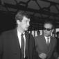 Belmondo nei locali dell'aeroporto con un uomo