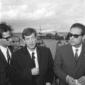 Belmondo esce dalla pista; al suo fianco altri per ...