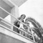 Ingrid Bergman affacciata al balcone di una casa a ...