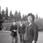 Marina Berti in giardino. Sullo sfondo i figli