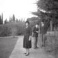 Marina Berti in giardino con i figli