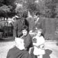 Marina Berti con i figli in giardino