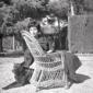 Marina Berti seduta in giardino