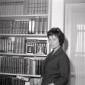 Marina Berti in casa, accanto alla libreria