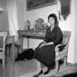 Marina Berti in casa, seduta.