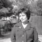 Marina Berti in posa nel giardino