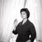 Marina Berti in casa, discosta le tende