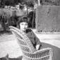 Marina Berti seduta in giardino
